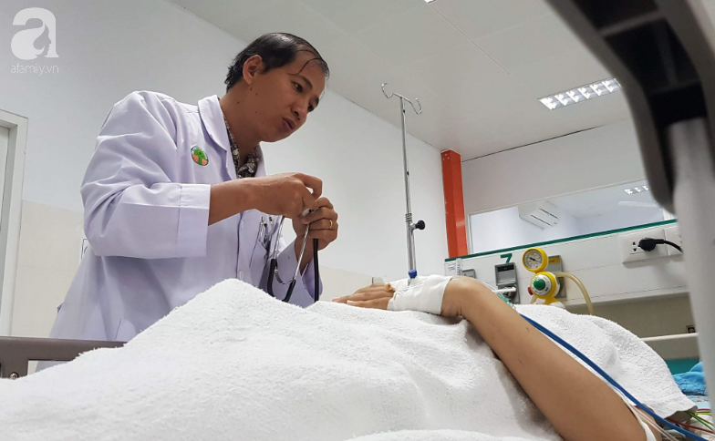 TP. HCM: Giận mẹ kiểm tra điện thoại, bé gái 13 tuổi nhảy từ lầu 8 chung cư xuống đất - Ảnh 2. TP. HCM: Giận mẹ kiểm tra điện thoại, bé gái 13 tuổi nhảy từ lầu 8 chung cư xuống đất - Ảnh 2.