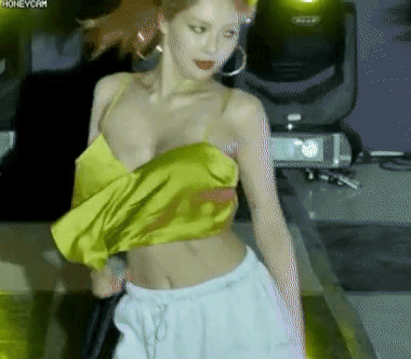 Với một vài idol nữ Kpop, sân khấu không phải để trình diễn mà là nơi khoe thân với những bộ cánh táo bạo cùng động tác vũ đạo nhức nhối tột cùng - Ảnh 6. Với một vài idol nữ Kpop, sân khấu không phải để trình diễn mà là nơi khoe thân với những bộ cánh táo bạo cùng động tác vũ đạo nhức nhối tột cùng - Ảnh 6.