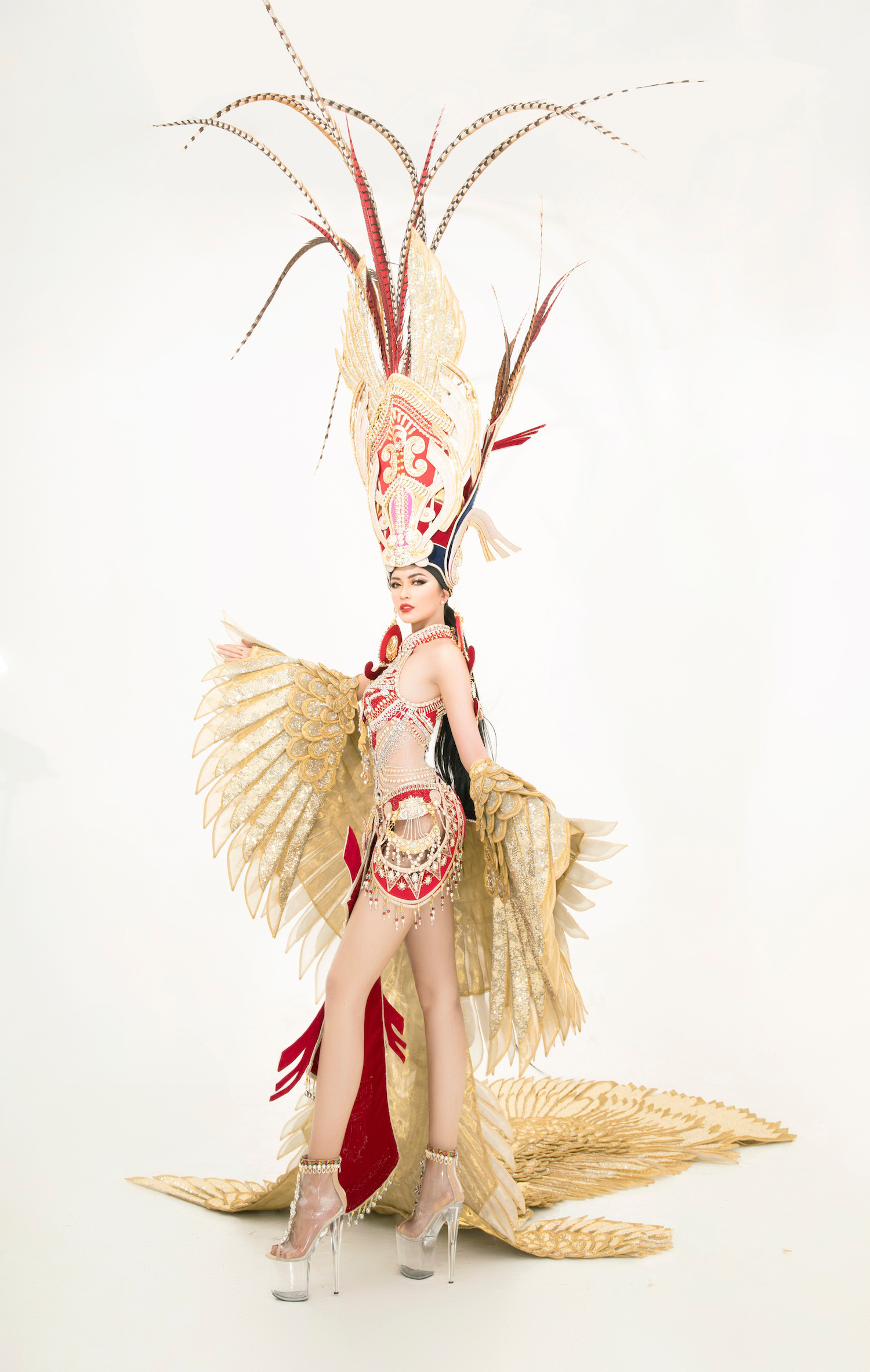Quốc phục của Ngọc Châu tại Miss Supranational: Dài 5 mét, đính kết từ 10.000 mảnh ghép tại cánh chim Lạc cực hoành tráng! - Ảnh 3.