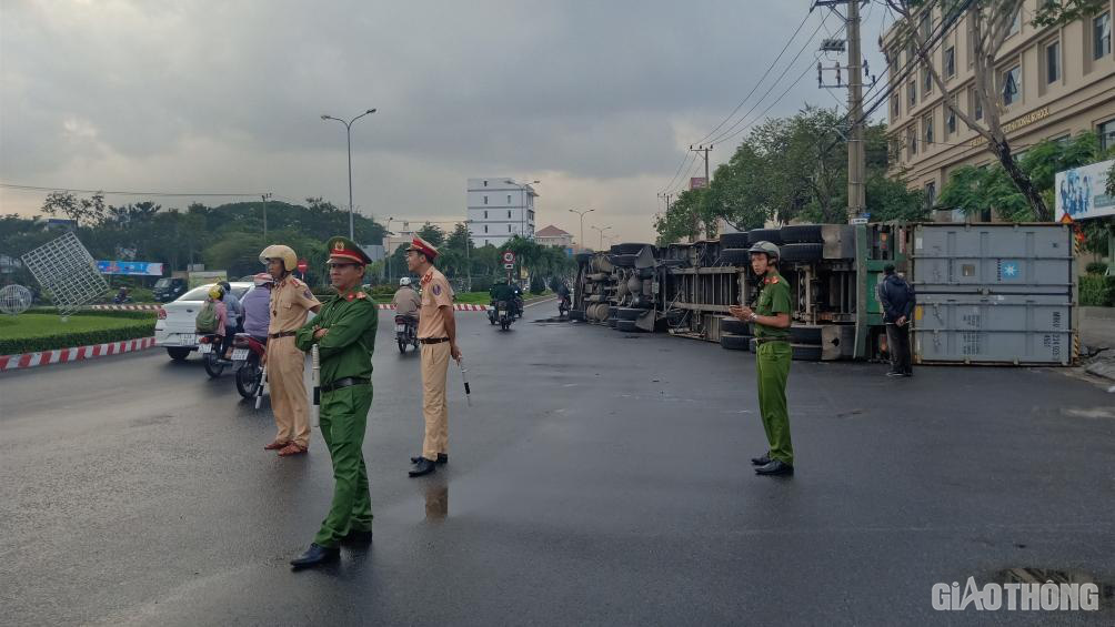 Video: Cận cảnh xe đầu kéo ôm cua lật nhào tại vòng xuyến ở Đà Nẵng - Ảnh 2.