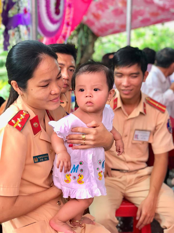 Vợ của Trung úy công an tử nạn lúc truy đuổi trộm: “Từ ngày cha mất, bé không chịu ngủ, cứ khóc liên tục” - Ảnh 3.