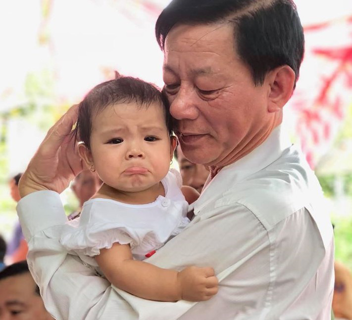 Vợ của Trung úy công an tử nạn lúc truy đuổi trộm: “Từ ngày cha mất, bé không chịu ngủ, cứ khóc liên tục” - Ảnh 2.