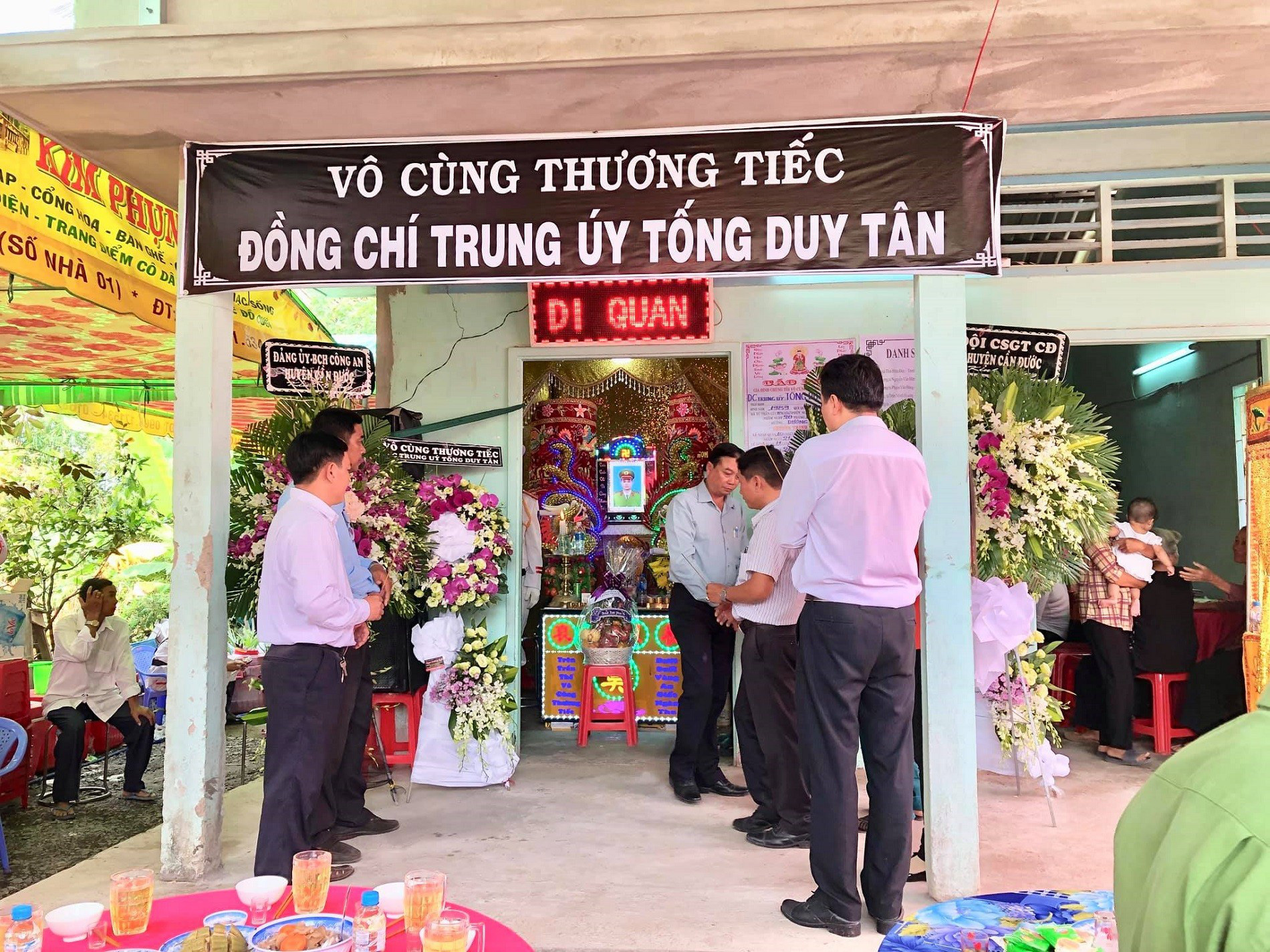 Vợ của Trung úy công an tử nạn lúc truy đuổi trộm: “Từ ngày cha mất, bé không chịu ngủ, cứ khóc liên tục” - Ảnh 1.