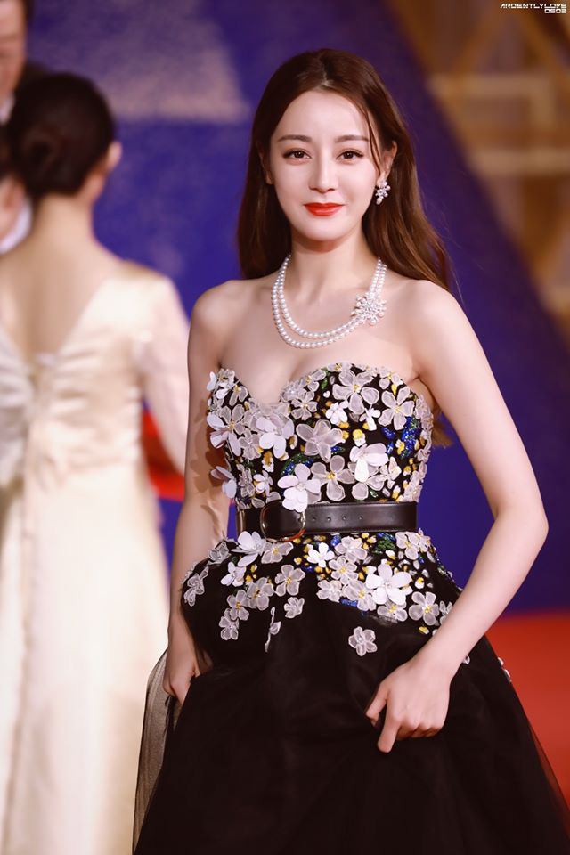 LHP Kim Kê 2019: Đây là việc Địch Lệ Nhiệt Ba đã làm sau khi đánh rơi hoa tai giá trị bằng căn nhà - Ảnh 8. LHP Kim Kê 2019: Đây là việc Địch Lệ Nhiệt Ba đã làm sau khi đánh rơi hoa tai giá trị bằng căn nhà - Ảnh 8.