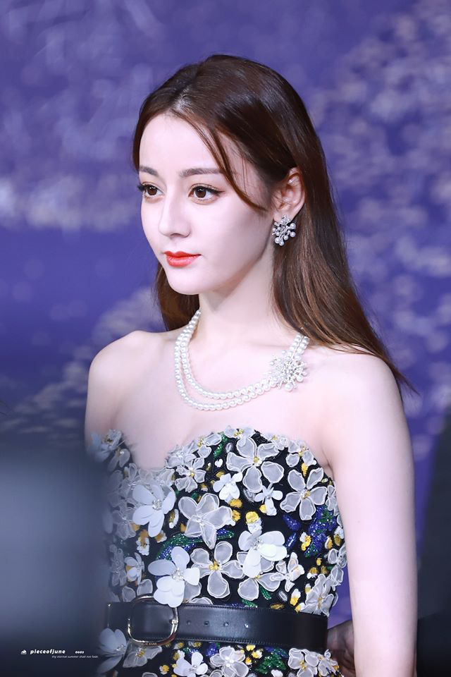 LHP Kim Kê 2019: Đây là việc Địch Lệ Nhiệt Ba đã làm sau khi đánh rơi hoa tai giá trị bằng căn nhà - Ảnh 10. LHP Kim Kê 2019: Đây là việc Địch Lệ Nhiệt Ba đã làm sau khi đánh rơi hoa tai giá trị bằng căn nhà - Ảnh 10.