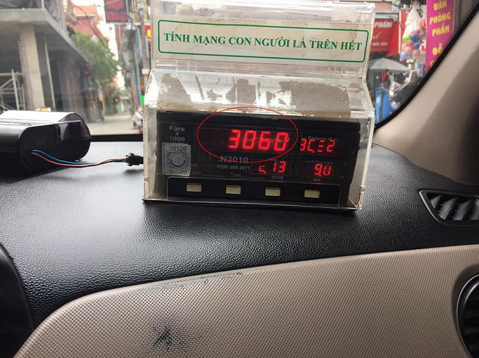 'Bóc' thủ đoạn của tài xế taxi 'chặt chém' khách Tây 3 triệu đồng cho 17km - Ảnh 2.