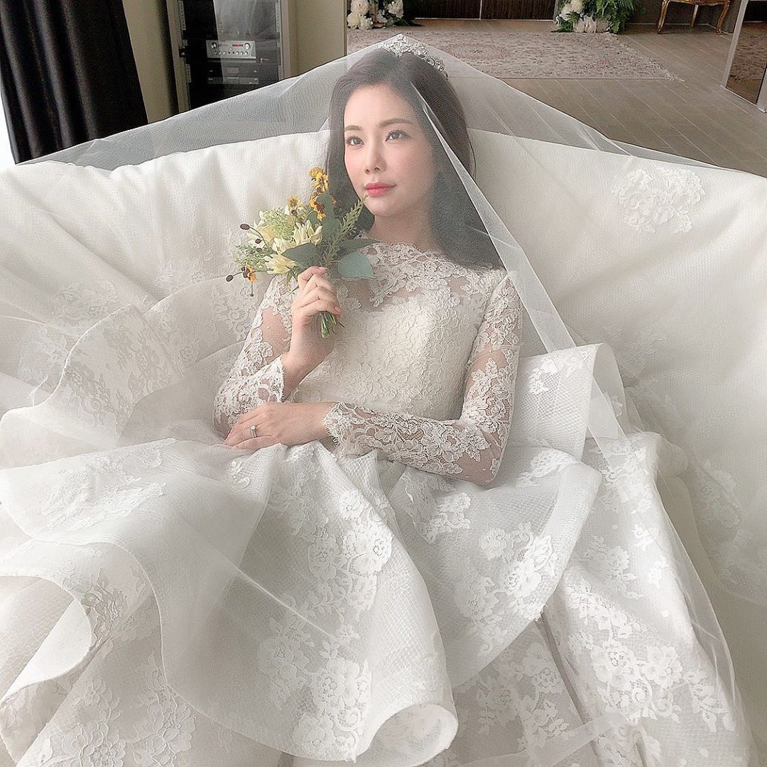 Váy cưới của Đông Nhi được NTK Chung Thanh Phong công bố