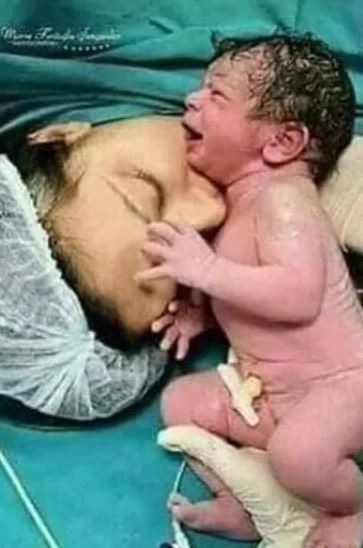 Bức ảnh người mẹ trút hơi thở cuối cùng bên cạnh đứa con mới sinh khiến bạn lặng đi vì xúc động - Ảnh 1.