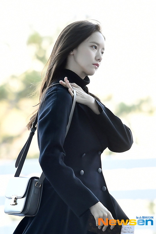 &quot;Nữ thần nhan sắc&quot; Yoona cùng tài tử Jang Dong Gun diện cả cây đen tuyền cùng dàn idol Kpop đổ bộ tại sân bay trước thềm AAA 2019 - Ảnh 2.