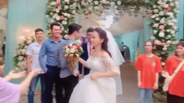 Ngày cưới cô giáo vui như hội với tiết mục văn nghệ "cây nhà lá vườn", nhưng màn "cướp hoa" của học sinh Văn - Lý càng gây chú ý - Ảnh 4. Ngày cưới cô giáo vui như hội với tiết mục văn nghệ "cây nhà lá vườn", nhưng màn "cướp hoa" của học sinh Văn - Lý càng gây chú ý - Ảnh 4.