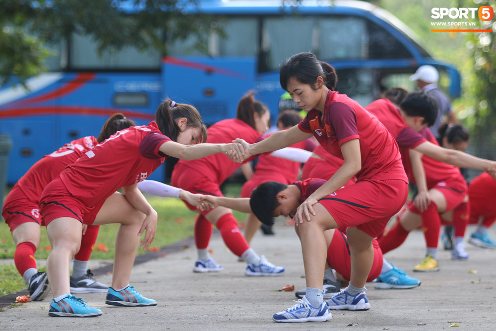 Khổ như đội tuyển nữ Việt Nam: Ăn uống khó khăn, giờ đến nước nóng để tắm cũng không có - Ảnh 2.