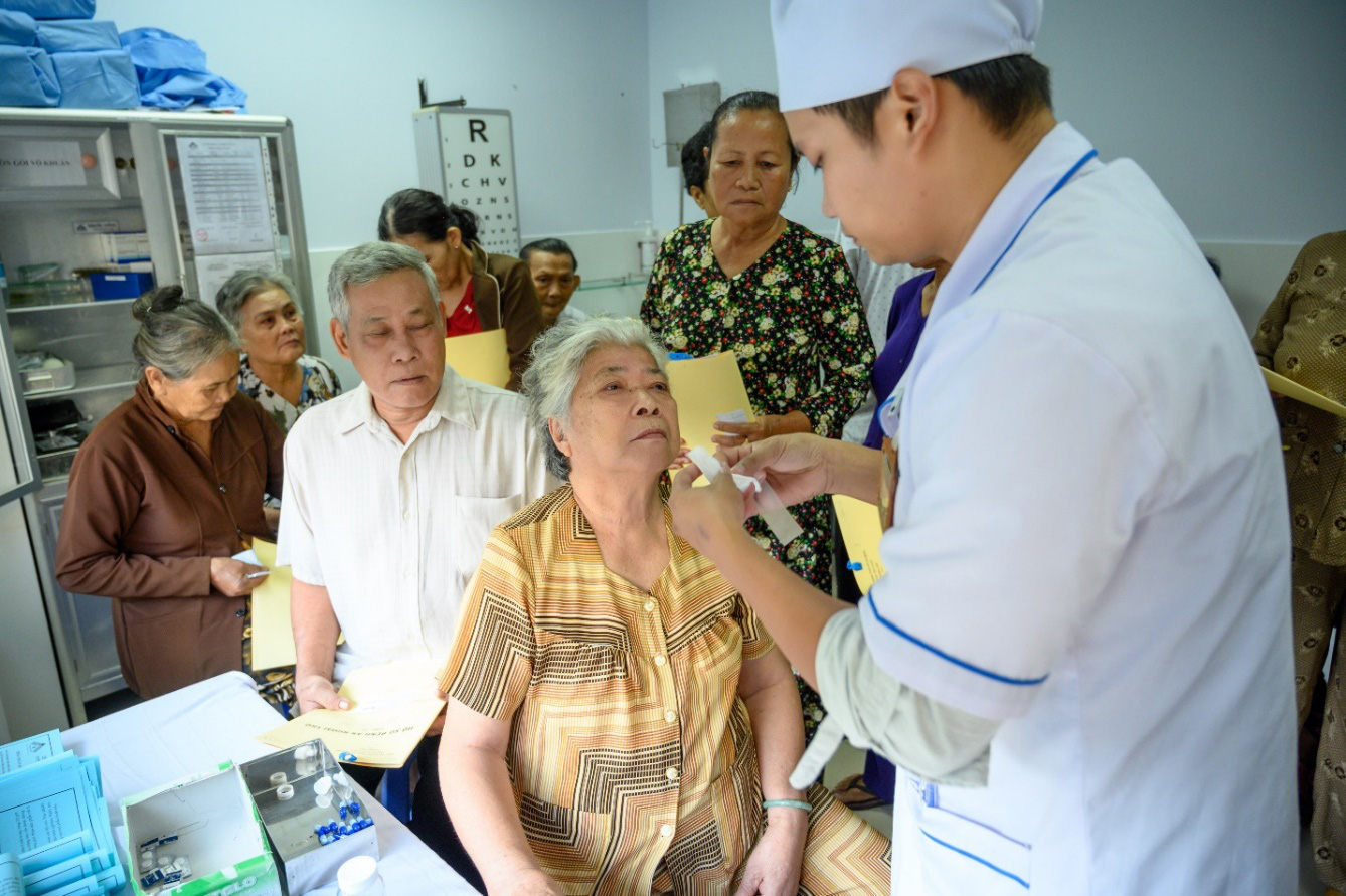 Đ&ocirc;i mắt với mong muốn giản đơn tuổi xế chiều - Ảnh 2.