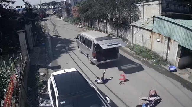 Thông tin bất ngờ vụ ô tô làm rơi 3 bé tiểu học xuống xe ở Đồng Nai: Do học sinh đùa giỡn? - Ảnh 1.