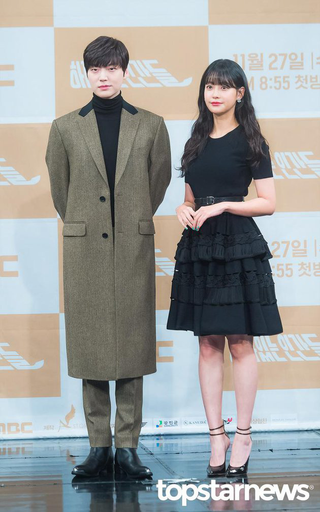 Ahn Jae Hyun toát mồ hôi hột khi bị hỏi về Goo Hye Sun ngay trong buổi họp báo phim đóng cùng &quot;tiểu tam tin đồn&quot; - Ảnh 7.