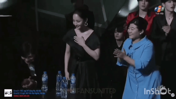 2 mỹ nhân đẹp nhất thảm đỏ AAA 2019: Park Min Young dùng tay che ngực vì sợ &quot;lộ hàng&quot;, Yoona lại chịu chi với cây đồ trị giá cả tỉ đồng - Ảnh 4.