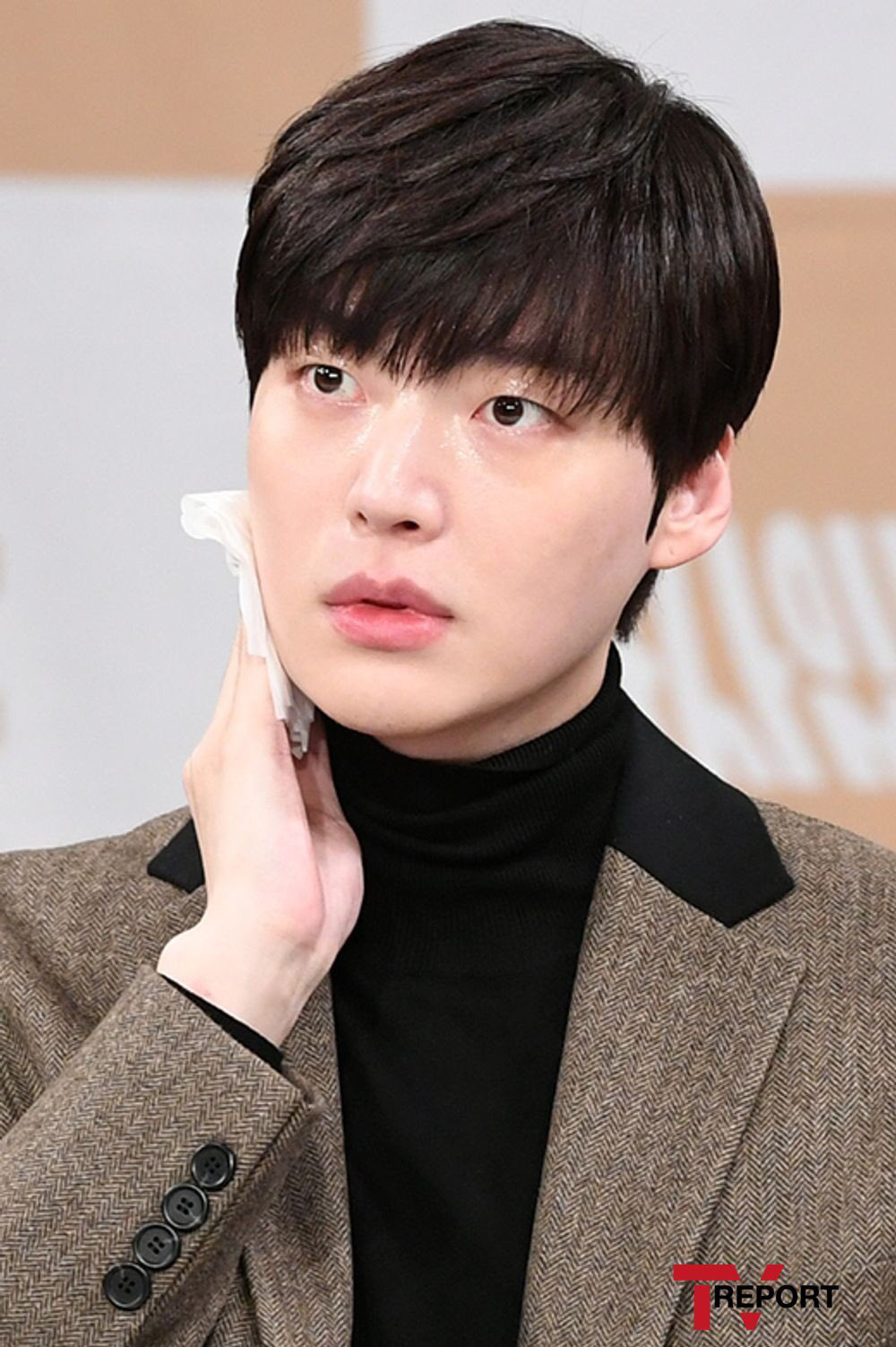 Ahn Jae Hyun toát mồ hôi khi bị hỏi về Goo Hye Sun trong buổi họp báo