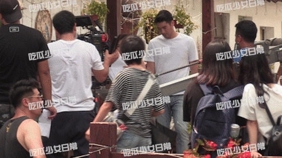 Rò rỉ hình ảnh bộ phim Cao Dĩ Tường đang quay trước khi mất: Nam thần siêu đẹp trai ôm chặt Tần Lam - Ảnh 5.