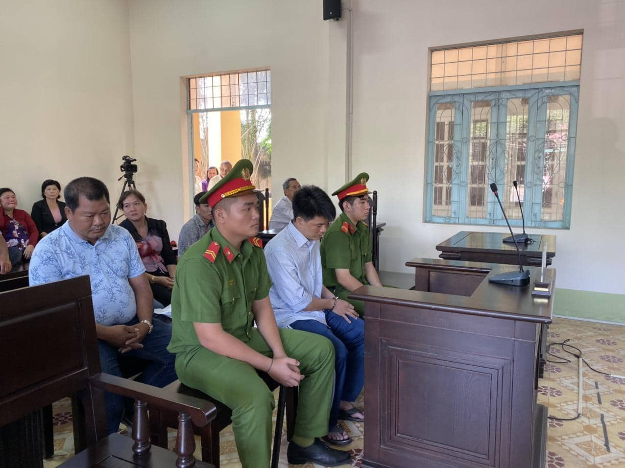Vụ tai nạn thảm khốc khiến hàng chục người thương vong ở Bến Lức: Tài xế liên tục bật khóc khi hầu tòa - Ảnh 1. Vụ tai nạn thảm khốc khiến hàng chục người thương vong ở Bến Lức: Tài xế liên tục bật khóc khi hầu tòa - Ảnh 1.