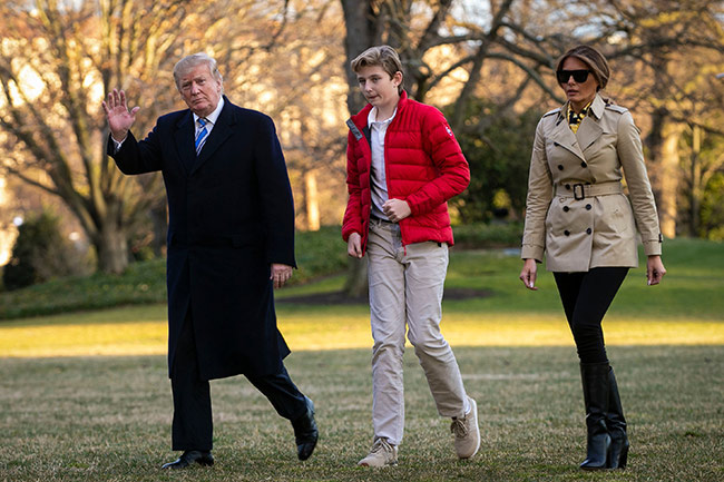 Chỉ trong vòng chưa đầy 1 năm, Barron Trump khiến dư luận choáng váng bởi chiều cao khủng không ngừng tăng cùng vẻ đẹp &quot;thăng cấp&quot; hơn người - Ảnh 2.