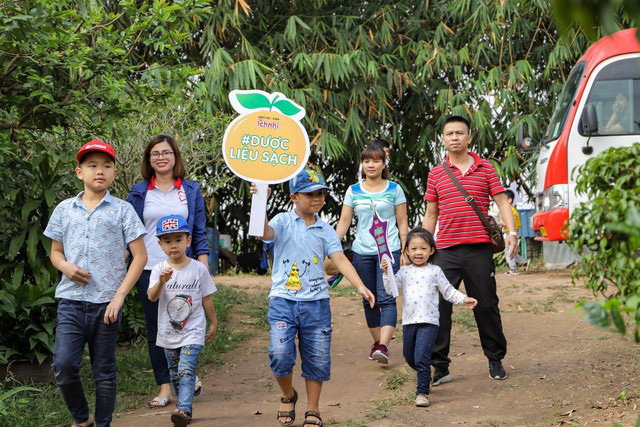 Khoảnh khắc dễ thương của c&aacute;c b&eacute; trong H&agrave;nh tr&igrave;nh về v&ugrave;ng dược liệu đạt chuẩn quốc tế - Ảnh 2.