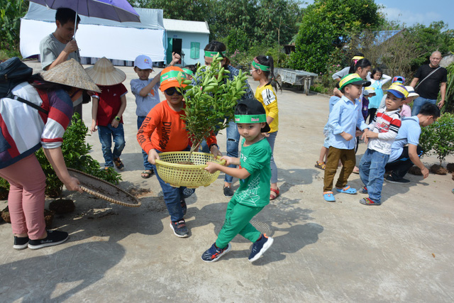 Khoảnh khắc dễ thương của c&aacute;c b&eacute; trong H&agrave;nh tr&igrave;nh về v&ugrave;ng dược liệu đạt chuẩn quốc tế - Ảnh 3.