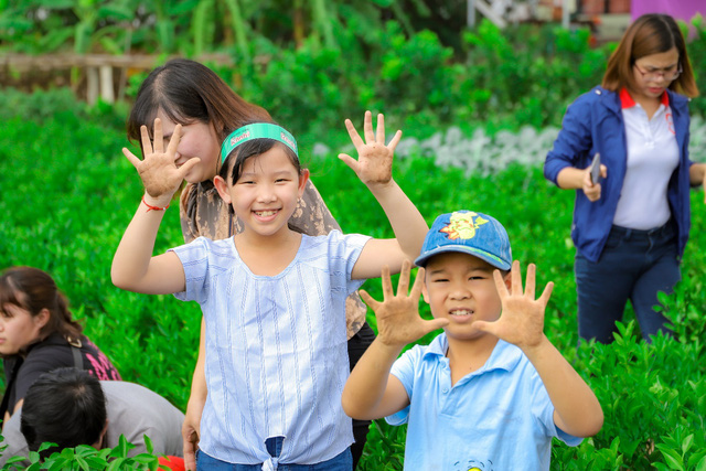Khoảnh khắc dễ thương của c&aacute;c b&eacute; trong H&agrave;nh tr&igrave;nh về v&ugrave;ng dược liệu đạt chuẩn quốc tế - Ảnh 6.