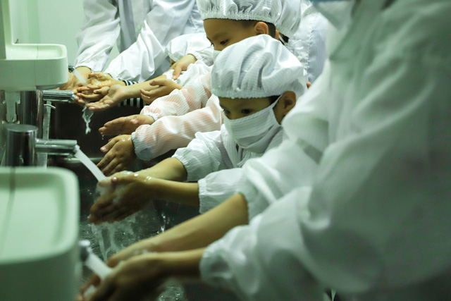 Khoảnh khắc dễ thương của c&aacute;c b&eacute; trong H&agrave;nh tr&igrave;nh về v&ugrave;ng dược liệu đạt chuẩn quốc tế - Ảnh 9.