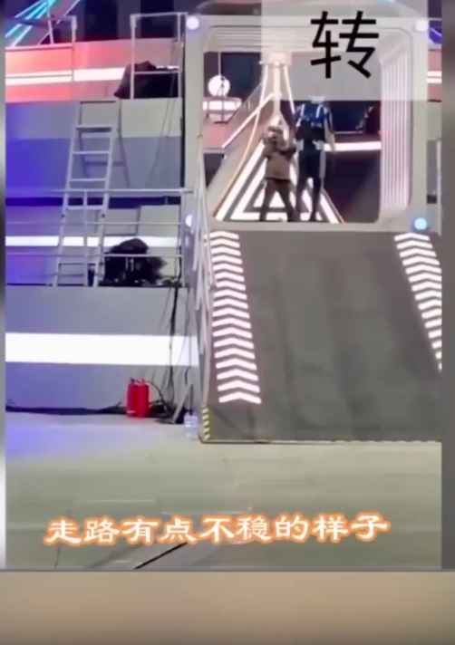 Clip Cao Dĩ Tường trước khi đột tử: Bước đi không vững phải vịn cầu thang nhưng camera vẫn quay liên tục  - Ảnh 6.