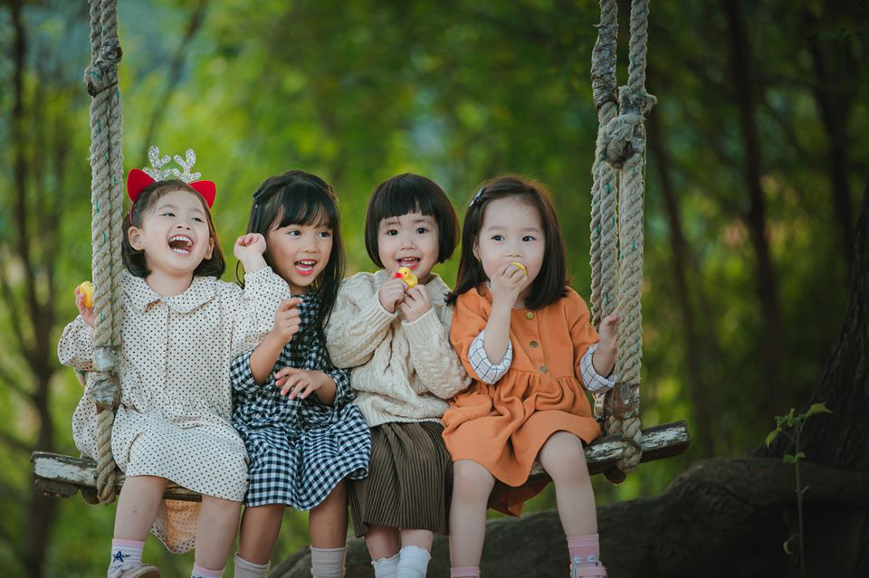 Bộ ảnh đáng yêu chụp 4 cô con gái của 4 bà mẹ chơi thân khiến ...