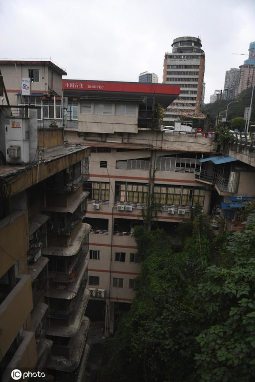 &quot;Thành phố thẳng đứng&quot; ở Trung Quốc gây ngỡ ngàng khi xây trạm xăng trên nóc tòa nhà 6 tầng - Ảnh 3.