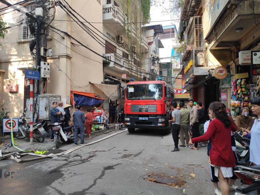 Hà Nội: Nhân viên chở gas bất cẩn làm nổ bình gas gây cháy lớn trên phố - Ảnh 1.