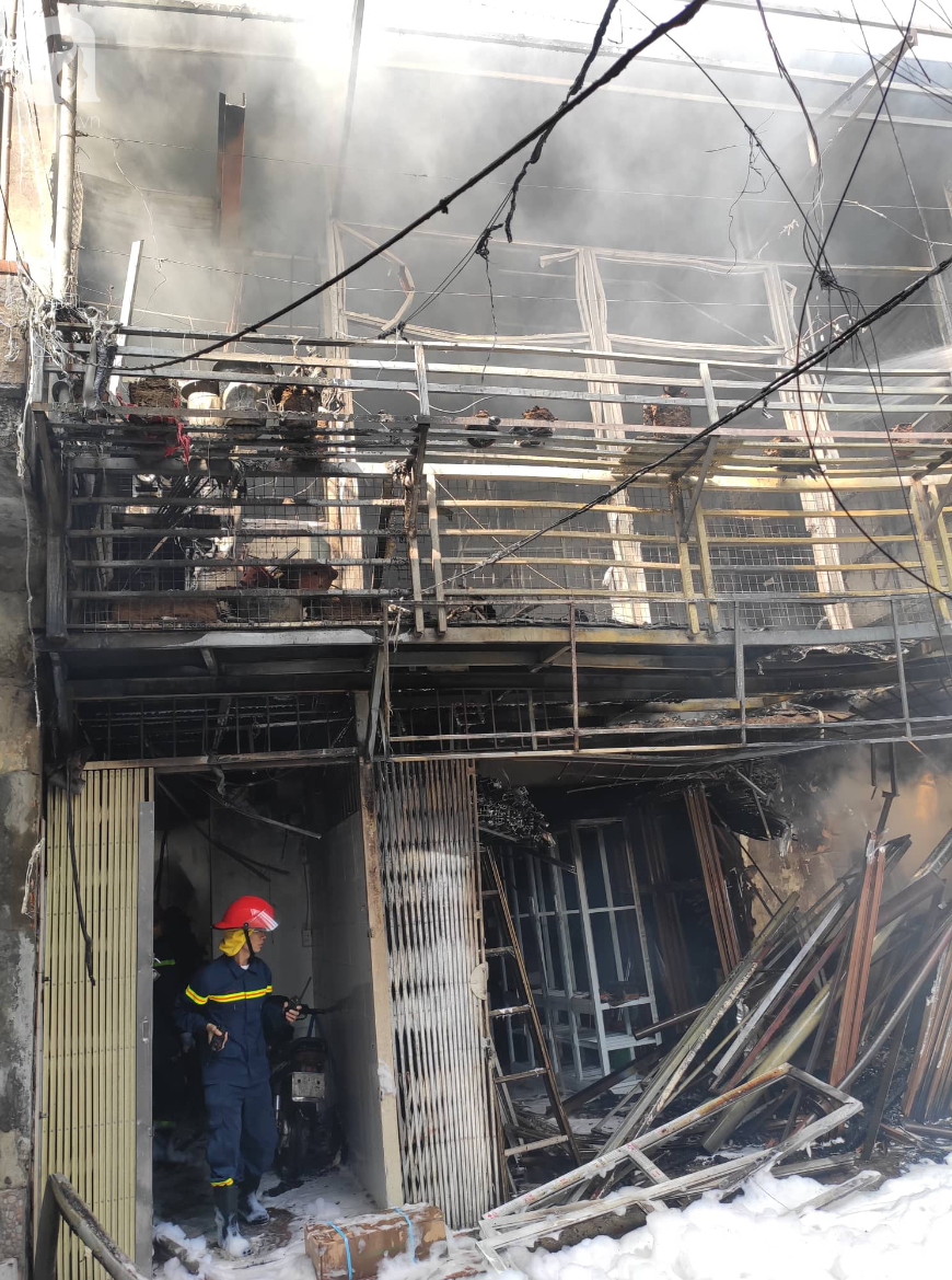 Hà Nội: Nổ bình gas gây ra cháy lớn trên phố Bùi Ngọc Dương - Ảnh 8.