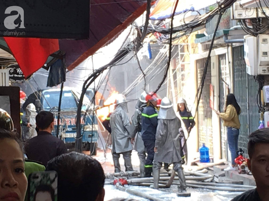 Hà Nội: Nổ bình gas gây ra cháy lớn trên phố Bùi Ngọc Dương - Ảnh 15.