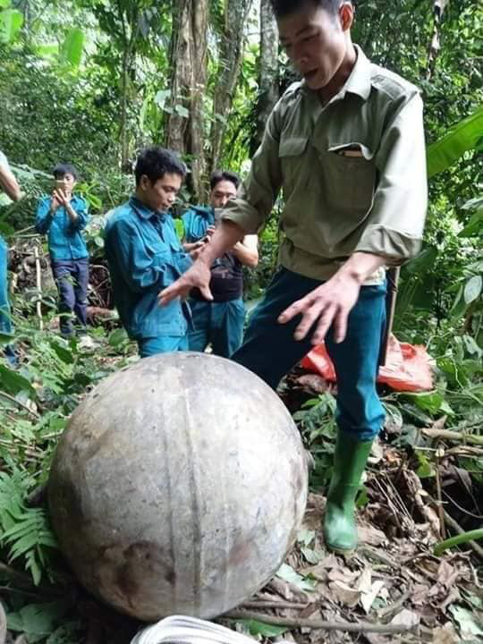 Người dân phát hiện vật thể lạ hình cầu rơi trong rừng phòng hộ ở Tuyên Quang - Ảnh 1.