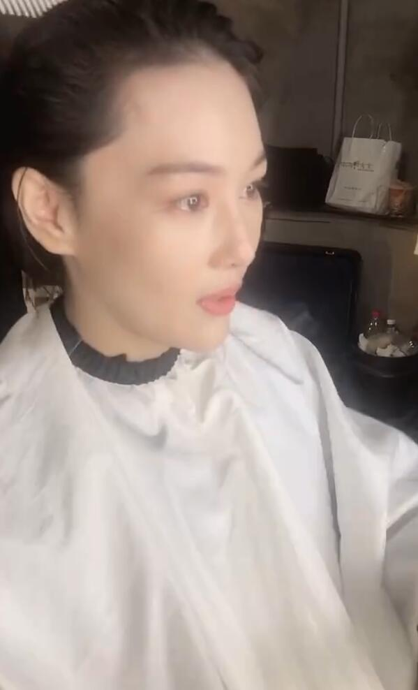 Trương Hinh Dư kh&oacute;c nức nở v&igrave; phải cắt phăng m&aacute;i t&oacute;c d&agrave;i nu&ocirc;i ngần ấy năm để v&agrave;o vai qu&acirc;n nh&acirc;n - Ảnh 5.