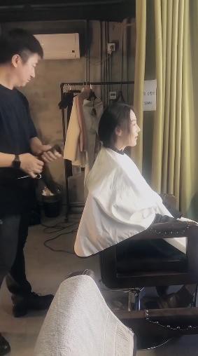 Trương Hinh Dư kh&oacute;c nức nở v&igrave; phải cắt phăng m&aacute;i t&oacute;c d&agrave;i nu&ocirc;i ngần ấy năm để v&agrave;o vai qu&acirc;n nh&acirc;n - Ảnh 3.