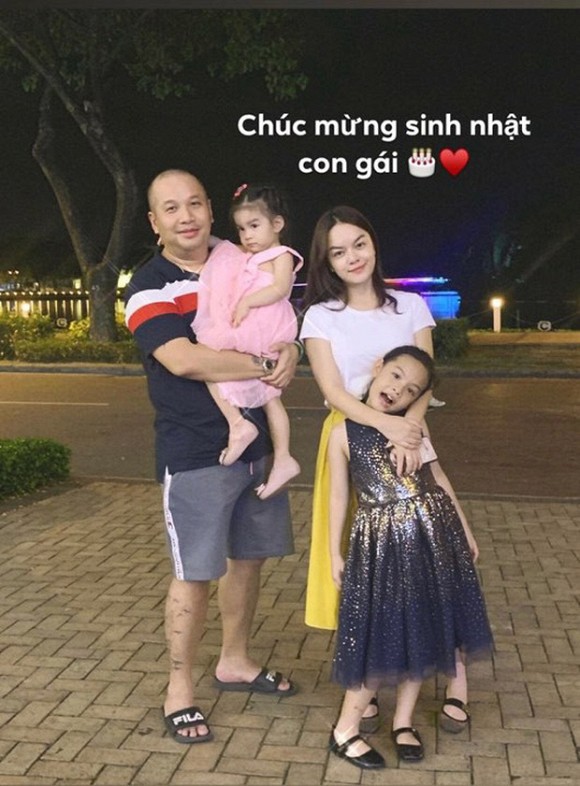 Sinh nhật con gái là một dịp để chúng ta cùng nhau hạnh phúc. Dù bất kỳ tình huống nào xảy ra, chúng ta luôn cần giữ cho tình thân ấm áp và yêu thương. Nhấn vào bức hình để xem những khoảnh khắc tuyệt đẹp của Phạm Quỳnh Anh và Quang Huy cùng con gái nhỏ của họ. Hãy chọn một bức ảnh và cùng nhau gửi lời chúc mừng sinh nhật đến bé gái yêu quý của chúng ta.