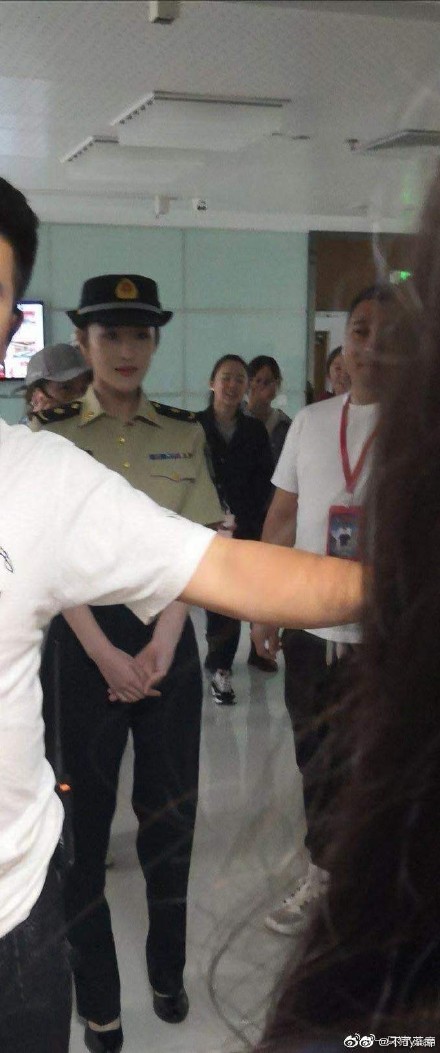 Trương Hinh Dư kh&oacute;c nức nở v&igrave; phải cắt phăng m&aacute;i t&oacute;c d&agrave;i nu&ocirc;i ngần ấy năm để v&agrave;o vai qu&acirc;n nh&acirc;n - Ảnh 8.