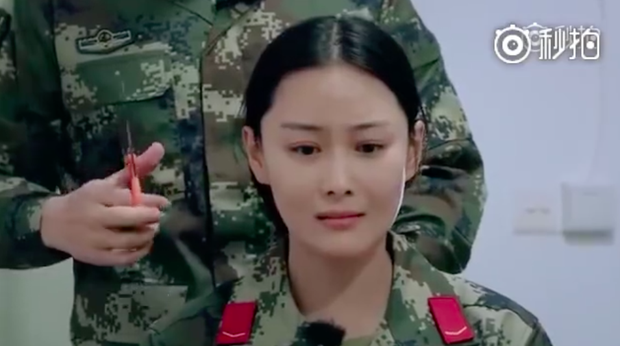 Trương Hinh Dư kh&oacute;c nức nở v&igrave; phải cắt phăng m&aacute;i t&oacute;c d&agrave;i nu&ocirc;i ngần ấy năm để v&agrave;o vai qu&acirc;n nh&acirc;n - Ảnh 11.