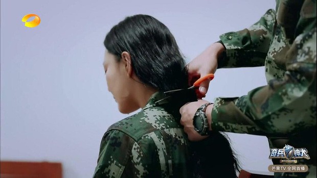 Trương Hinh Dư kh&oacute;c nức nở v&igrave; phải cắt phăng m&aacute;i t&oacute;c d&agrave;i nu&ocirc;i ngần ấy năm để v&agrave;o vai qu&acirc;n nh&acirc;n - Ảnh 10.