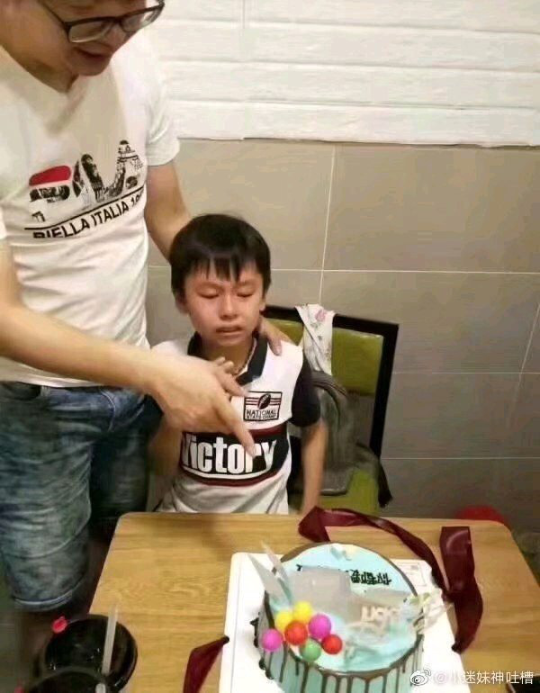 Nỗi ám ảnh &quot;đi học&quot; chạy theo đến tận tiệc sinh nhật, cậu bé khóc òa sợ sệt khi nhìn thấy bánh kem gắn đầy sách giáo khoa - Ảnh 1.