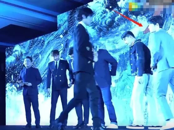 Họp báo "Khánh dư niên": Tiêu Chiến đóng vai phụ nhưng bị kéo vào giữa, lập tức đi ra ngoài khiến ai cũng trầm trồ - Ảnh 4. Họp báo "Khánh dư niên": Tiêu Chiến đóng vai phụ nhưng bị kéo vào giữa, lập tức đi ra ngoài khiến ai cũng trầm trồ - Ảnh 4.