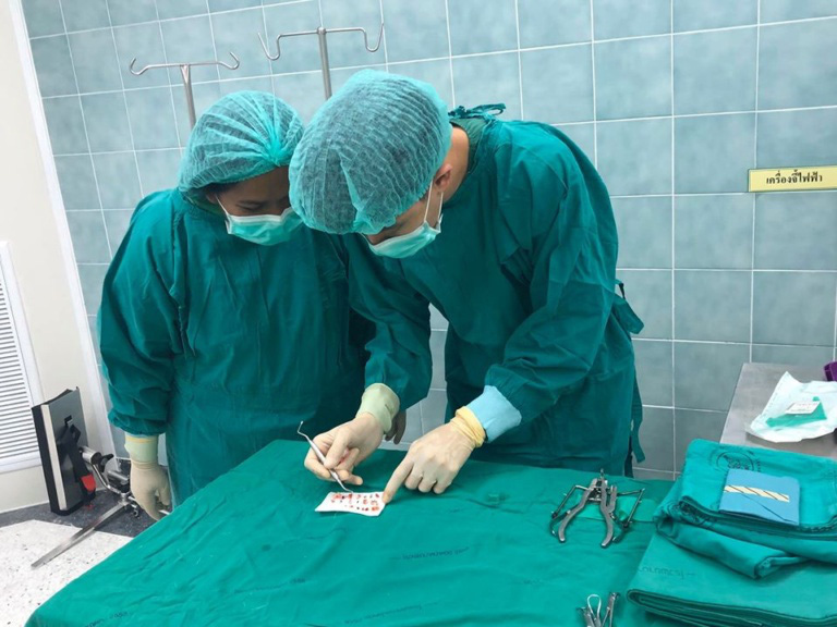 Mới có 4 tuổi nhưng một cậu bé đã phải phẫu thuật gây mê  nhổ 20 chiếc răng sữa bị sâu đến sát nướu - Ảnh 4.