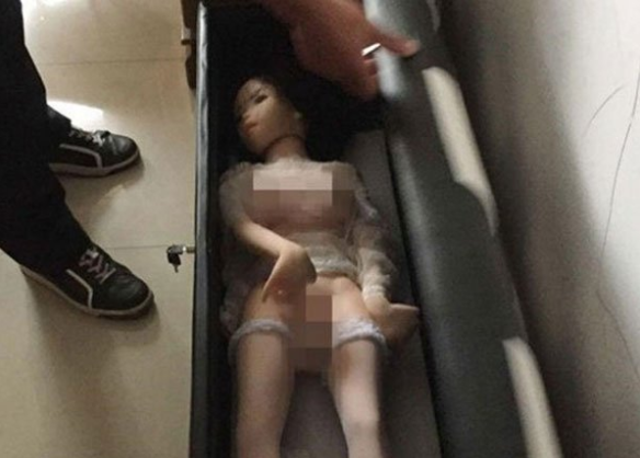 Vào phòng cháu trai dọn dẹp, bà hốt hoảng phát hiện ra món đồ "người lớn" trong tủ quần áo của đứa trẻ thường ngày ngoan hiền - Ảnh 1. Vào phòng cháu trai dọn dẹp, bà hốt hoảng phát hiện ra món đồ "người lớn" trong tủ quần áo của đứa trẻ thường ngày ngoan hiền - Ảnh 1.