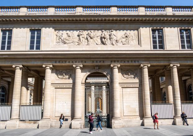 Trường Đại học Pháp gây phẫn nộ khi bỏ hàng ngàn xác chết thối rữa ở trung tâm hiến tạng - Ảnh 1.