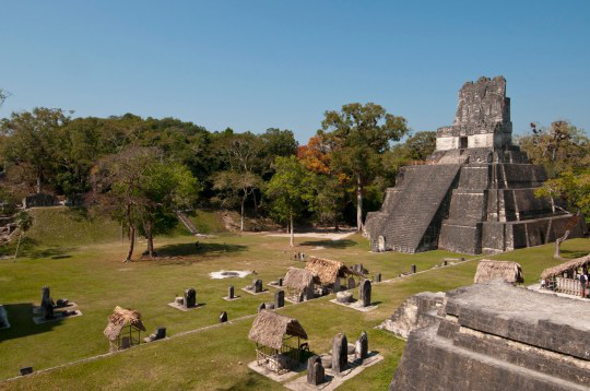 Cộng đồng mạng phẫn nộ trước hành động vô ý thức của 2 du khách: khắc tên check-in trên ngôi đền cổ có niên đại 1.300 năm của người Maya - Ảnh 3.