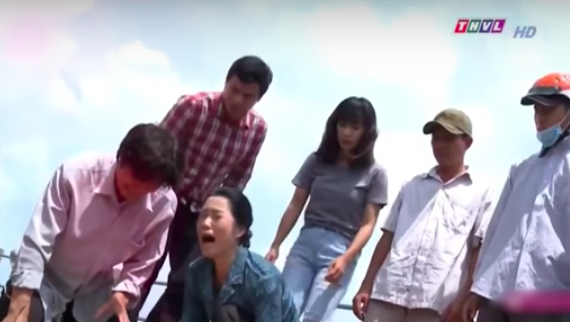 Cảnh sốc ở "Không lối thoát": Vợ sảy thai hóa điên dại, Minh còn ác đến mức đẩy xuống sông hại chết? - Ảnh 11. Cảnh sốc ở "Không lối thoát": Vợ sảy thai hóa điên dại, Minh còn ác đến mức đẩy xuống sông hại chết? - Ảnh 11.
