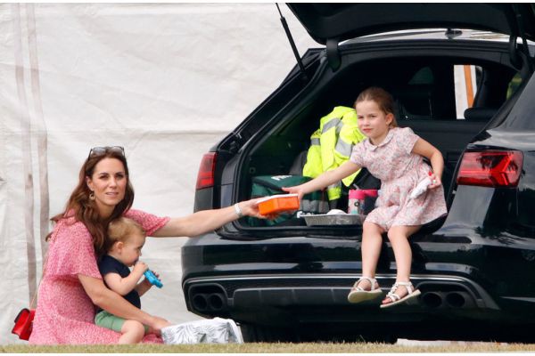 Chìa khóa nuôi dạy con của nữ công tước xứ Cambridge, Kate Middleton: &quot;Tôi muốn các con được trải nghiệm mọi thứ từ thực tế&quot; - Ảnh 6.