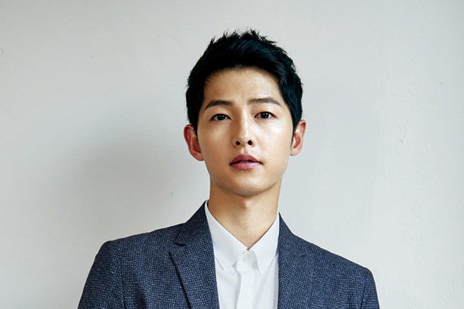 Chuyện về 2 &quot;ông chồng quốc dân&quot; Song Joong Ki - Ahn Jae Hyun hậu ly hôn: Danh tiếng tụt dốc, trầy trật bước qua thị phi  - Ảnh 1.