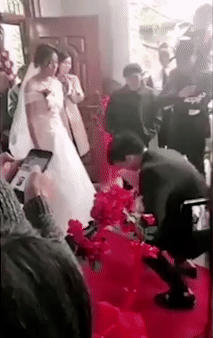 Chàng trai Trung Quốc đã phạm một sai lầm lớn khi cầu hôn người yêu chỉ bằng một bó hoa - Ảnh 1.